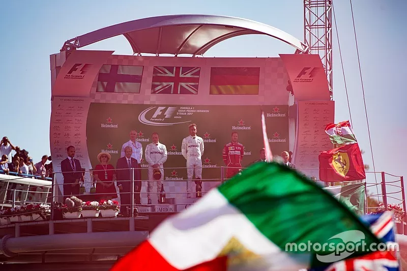 Podio: ganador de la carrera Lewis Hamilton, Mercedes AMG F1, segundo lugar Valtteri Bottas, Mercede