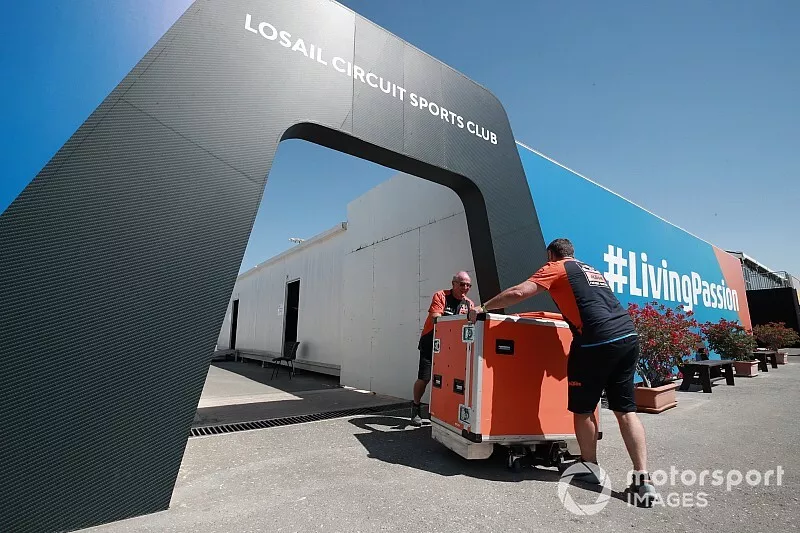 Los equipos de MotoGP empacando