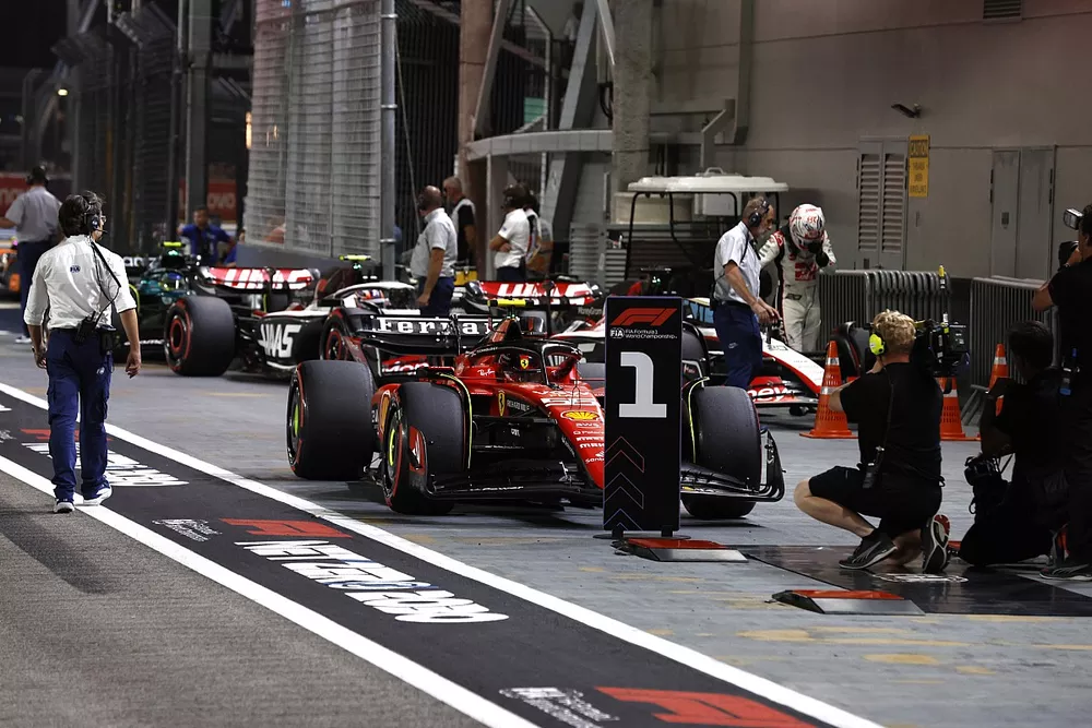 Il poleman Carlos Sainz, Ferrari SF-23, arriva al Parco delle Ferme