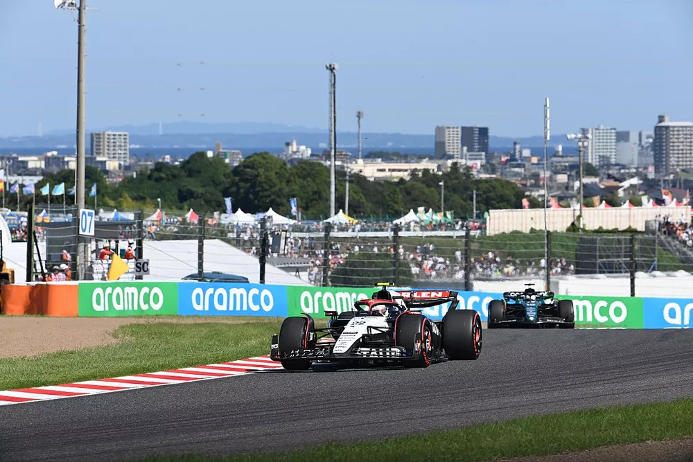 Yuki Tsunoda, AlphaTauri AT04, Lance Stroll, Aston Martin AMR23