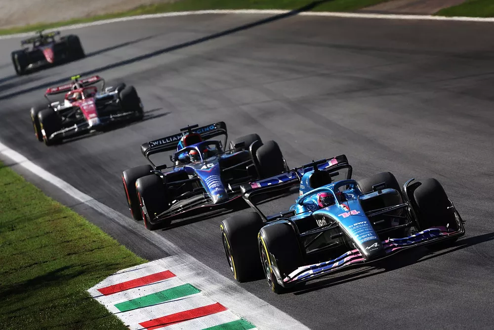 Fernando Alonso, Alpine A522, Nyck de Vries, Williams FW44, Zhou Guanyu, Alfa Romeo C42