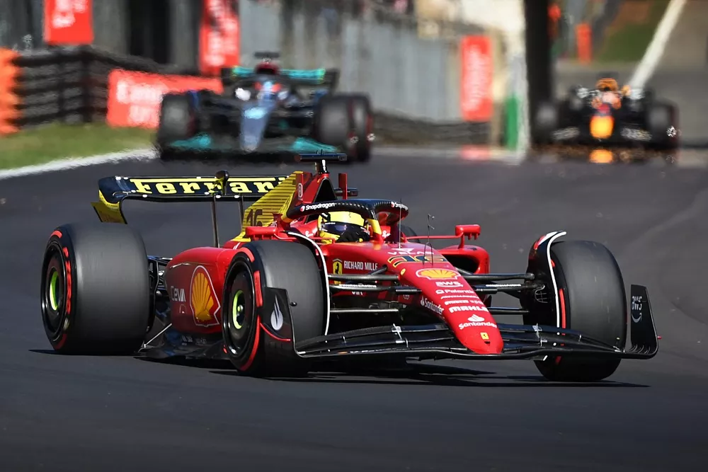 Charles Leclerc, Ferrari F1-75, George Russell, Mercedes W13