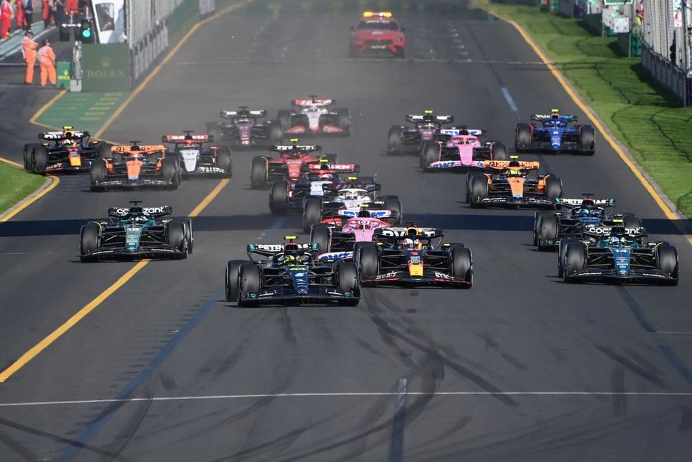 Lewis Hamilton, Mercedes F1 W14, Max Verstappen, Red Bull Racing RB19, Fernando Alonso, Aston Martin AMR23, Lance Stroll, Aston Martin AMR23, el resto de la parrilla en la reanudaci&oacute;n.