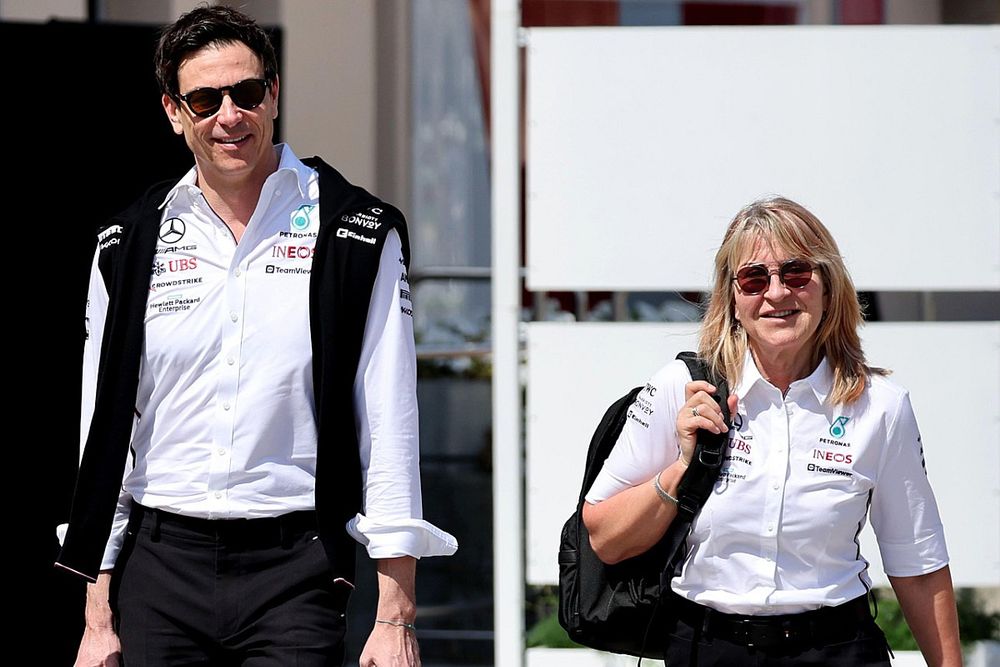 Toto Wolff, director del equipo y consejero delegado de Mercedes-AMG, con Jayne Poole, asesora especial de Mercedes.
