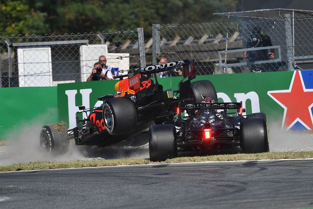 Secuencia del choque de Max Verstappen, Red Bull Racing RB16B, y Lewis Hamilton, Mercedes W12
