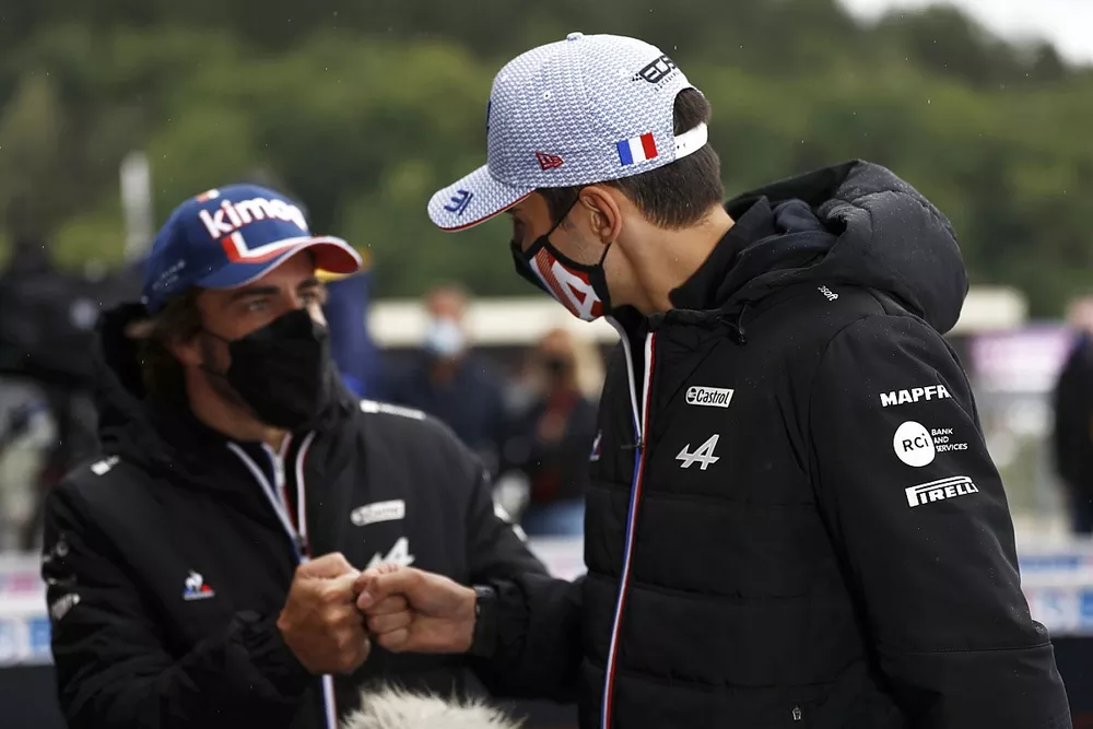 Esteban Ocon, Alpine F1, bumps fists with Fernando Alonso, Alpine F1 
