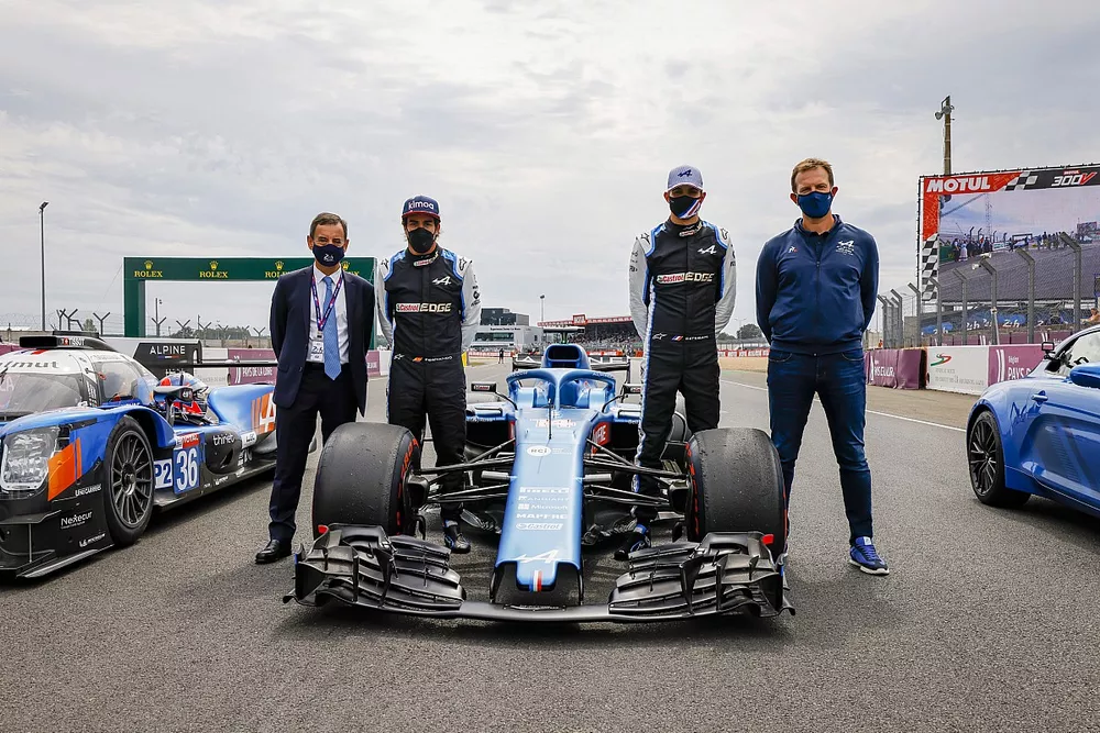 Fernando Alonso, Louis Rossi, Esteban Ocon, Alpine; Pierre Fillon, presidente del ACO