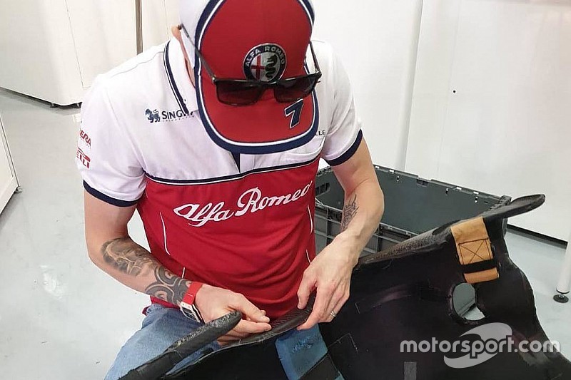 Raikkonen tuttofare: eccolo mentre aggiusta il sedile dell'Alfa Romeo!