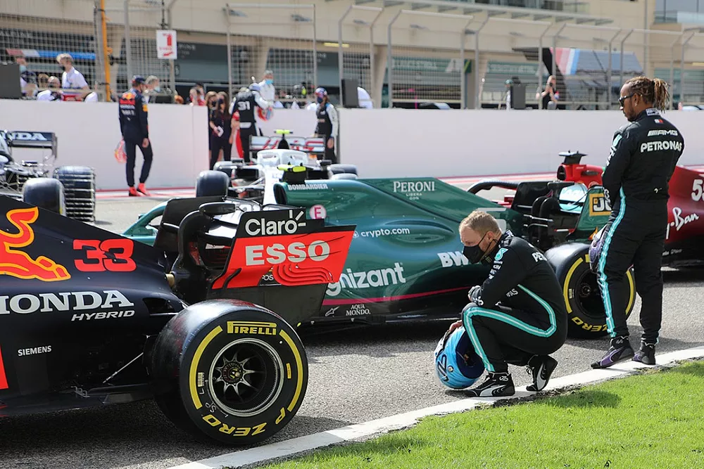 Lewis Hamilton y Valtteri Bottas, Mercedes, miran el Red Bull Racing RB16B