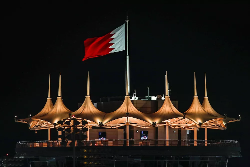 Le drapeau de Bahre&iuml;n sur un b&acirc;timent