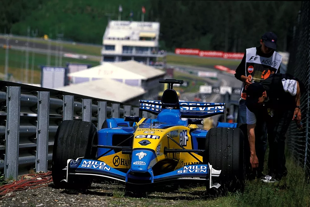 Los comisarios inspeccionan el Renault R23 de Fernando Alonso. que abandon&oacute;