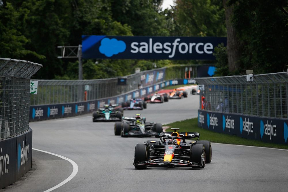 Max Verstappen, Red Bull Racing RB19, Lewis Hamilton, Mercedes F1 W14, Fernando Alonso, Aston Martin AMR23, reszta stawki na pierwszym okrążeniu.