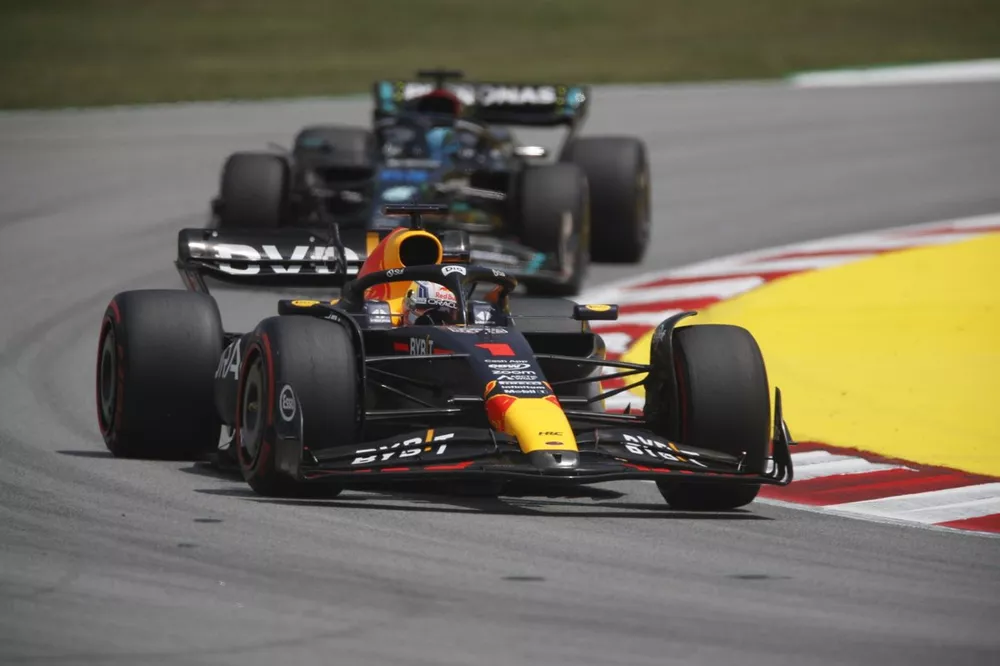 Max Verstappen, Red Bull Racing RB19, George Russell, Mercedes F1 W14
