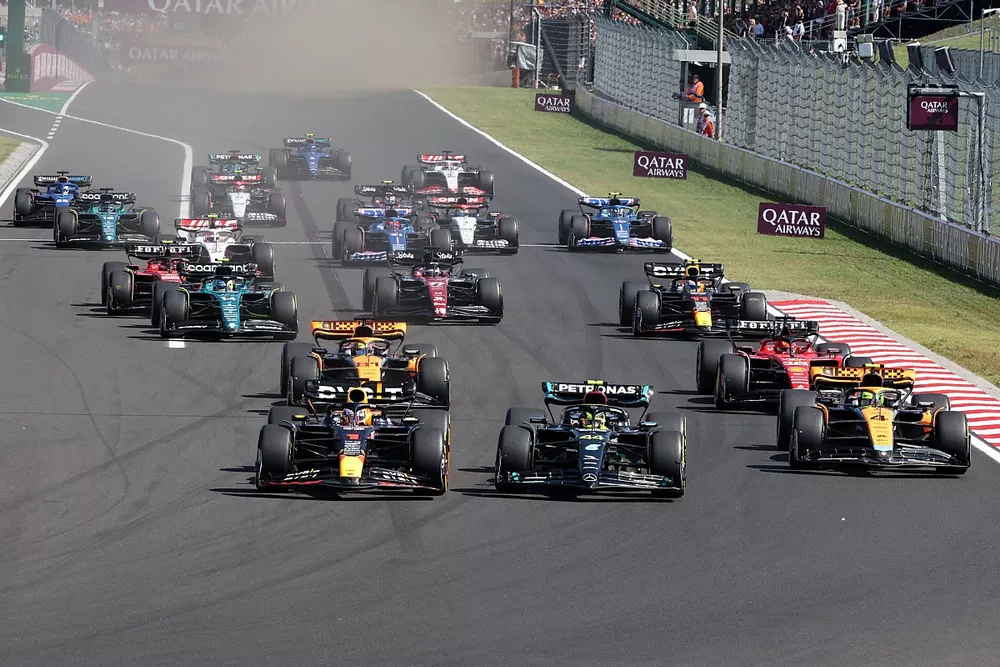 Lewis Hamilton, Mercedes F1 W14, Max Verstappen, Red Bull Racing RB19, Lando Norris, McLaren MCL60, Oscar Piastri, McLaren MCL60, Charles Leclerc, Ferrari SF-23, el resto de la parrilla en la salida.