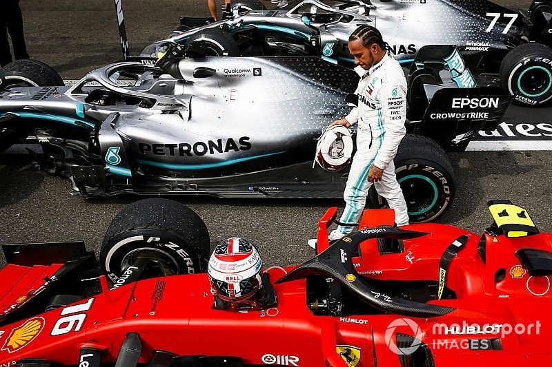 Lewis Hamilton, Mercedes AMG F1, revisa el Ferrari SF90 de Charles Leclerc en Parc Ferme
