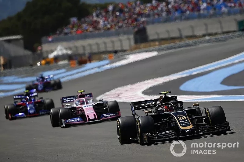 Kevin Magnussen, Haas F1 Team VF-19, leads Lance Stroll, Racing Point RP19, and Alexander Albon, Toro Rosso STR14
