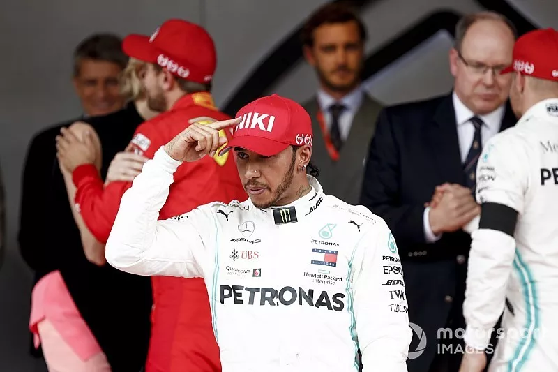 Il vincitore della gara Lewis Hamilton, Mercedes AMG F1, festeggia sul podio
