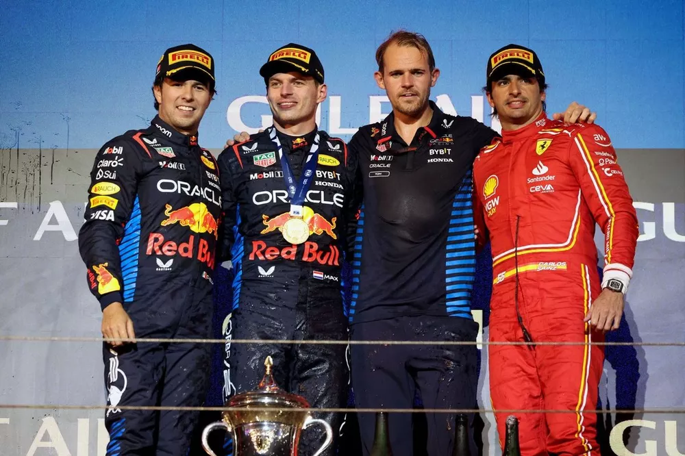 Podio: segundo lugar Sergio P&eacute;rez, Red Bull Racing, ganador Max Verstappen, Red Bull Racing, tercer lugar Carlos Sainz, Scuderia Ferrari