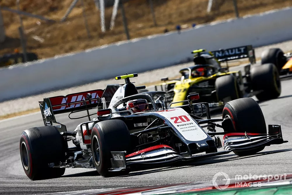 Kevin Magnussen, Haas VF-20, leads Esteban Ocon, Renault F1 Team R.S.20