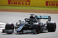 Em fim dramático, Hamilton supera pneu furado e vence na Inglaterra