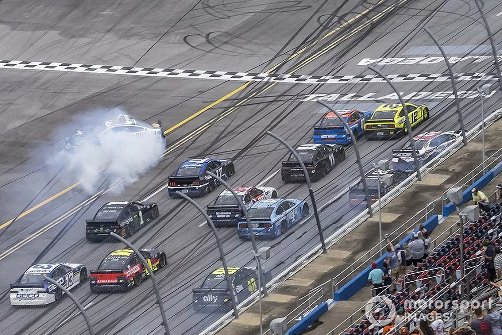 Fotofinish: 1. Ryan Blaney, Team Penske, Ford Mustang Menards/Sylvania