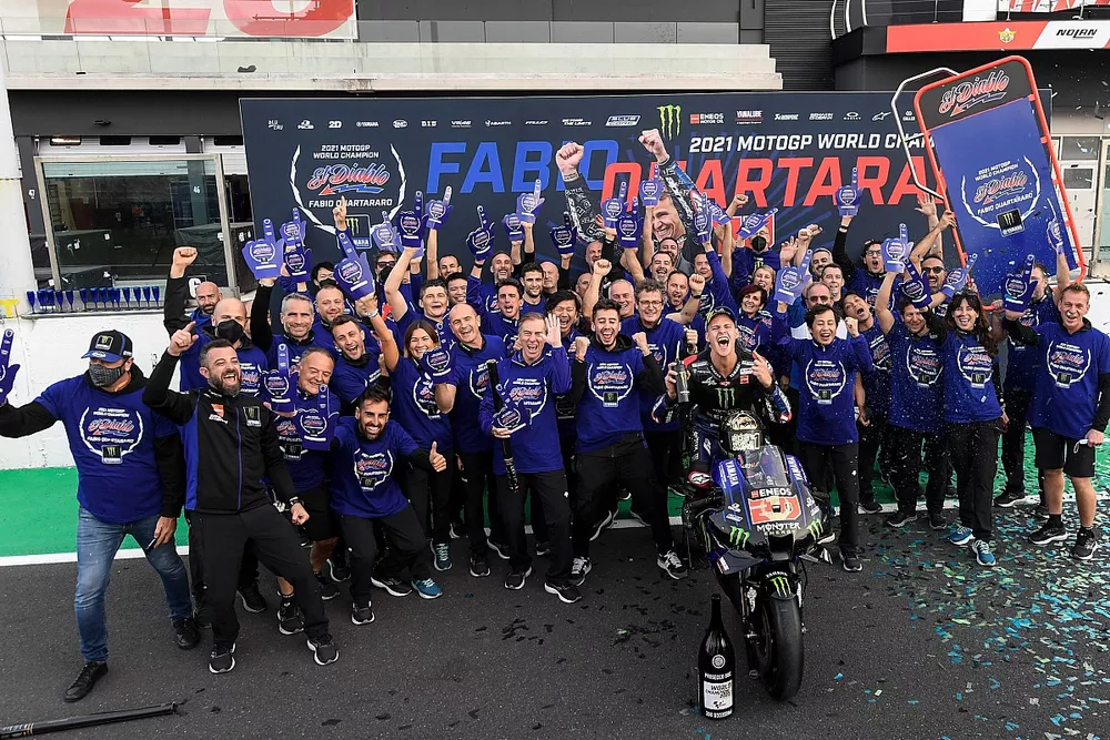 Le Champion du monde Fabio Quartararo, Yamaha Factory Racing f&ecirc;te son titre avec son &eacute;quipe
