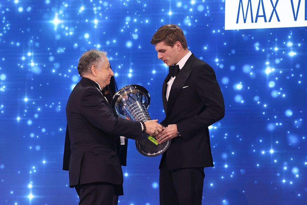 Max Verstappen, campe&oacute;n de F&oacute;rmula 1 2021 y Jean Todt, presidente de la FIA