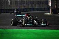 F1: Hamilton diz que ritmo da Red Bull na classificação em Jeddah tinha "algo a mais"