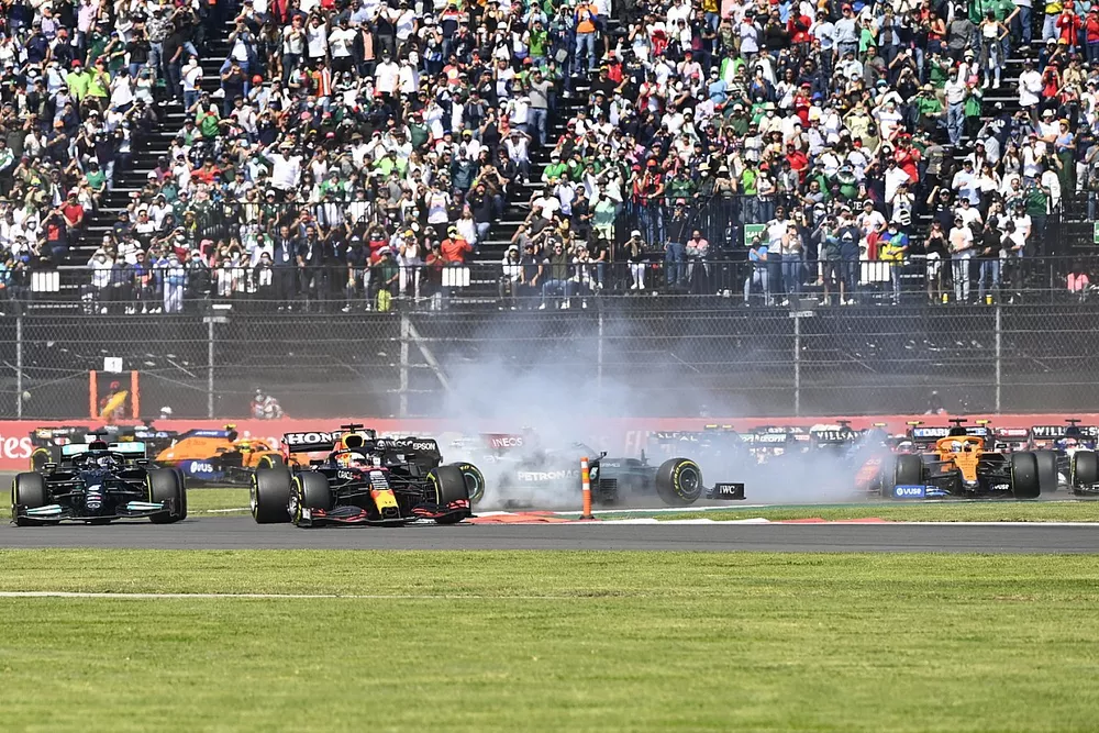 Max Verstappen, Red Bull Racing RB16B, Lewis Hamilton, Mercedes W12, mientras Valtteri Bottas, Mercedes W12, hace un trompo en la primera vuelta