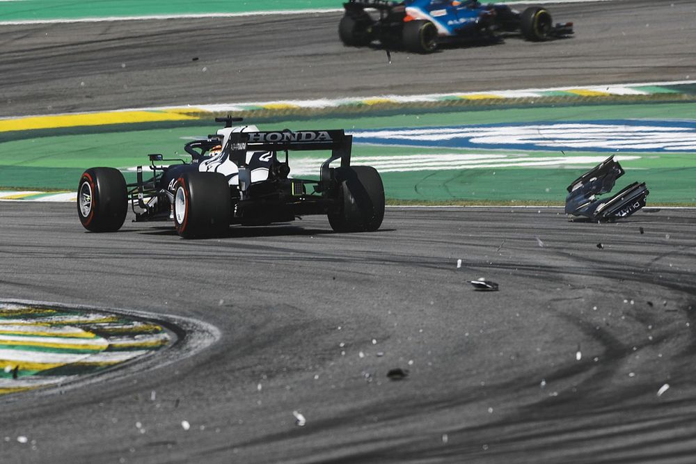 Carbon flies from Yuki Tsunoda, AlphaTauri AT02, after contact with Lance Stroll, Aston Martin AMR21