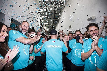 Bottas szerint lenyűgöző az, amit Hamilton csinál, aki minden sikerét megérdemli
