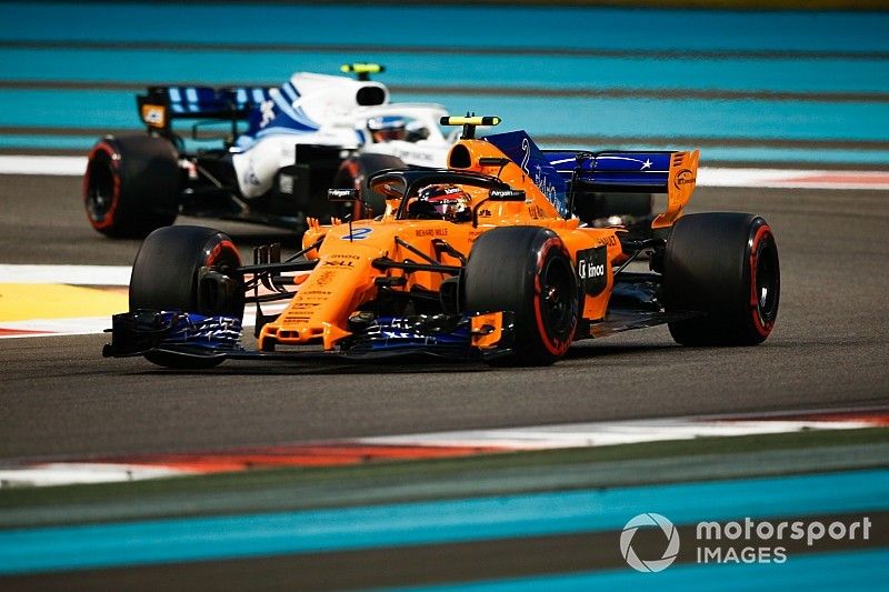 Stoffel Vandoorne, McLaren MCL33 leads Sergey Sirotkin, Williams FW41 