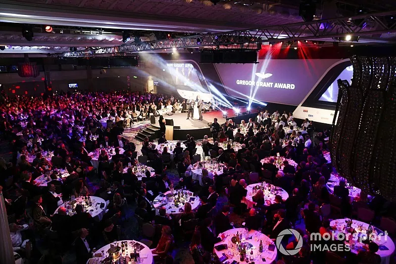 Zak Brown presenta el Premio Gregor Grant a Stephane Ratel