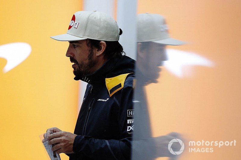 Alonso nem tudja sajnálni a Mercedest a problémája miatt
