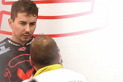 Lorenzo sarà operato lunedì per ridurre le fratture al piede e arrivare pronto ai test 2019