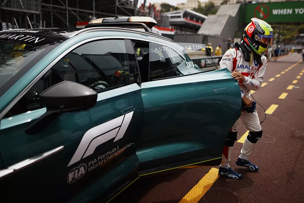 Mick Schumacher, Haas F1, vuelve a pits en el coche m&eacute;dico tras su accidente en la FP3
