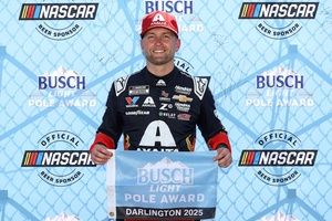William Byron gana la pole de la NASCAR Cup a Ryan Preece en Darlington
