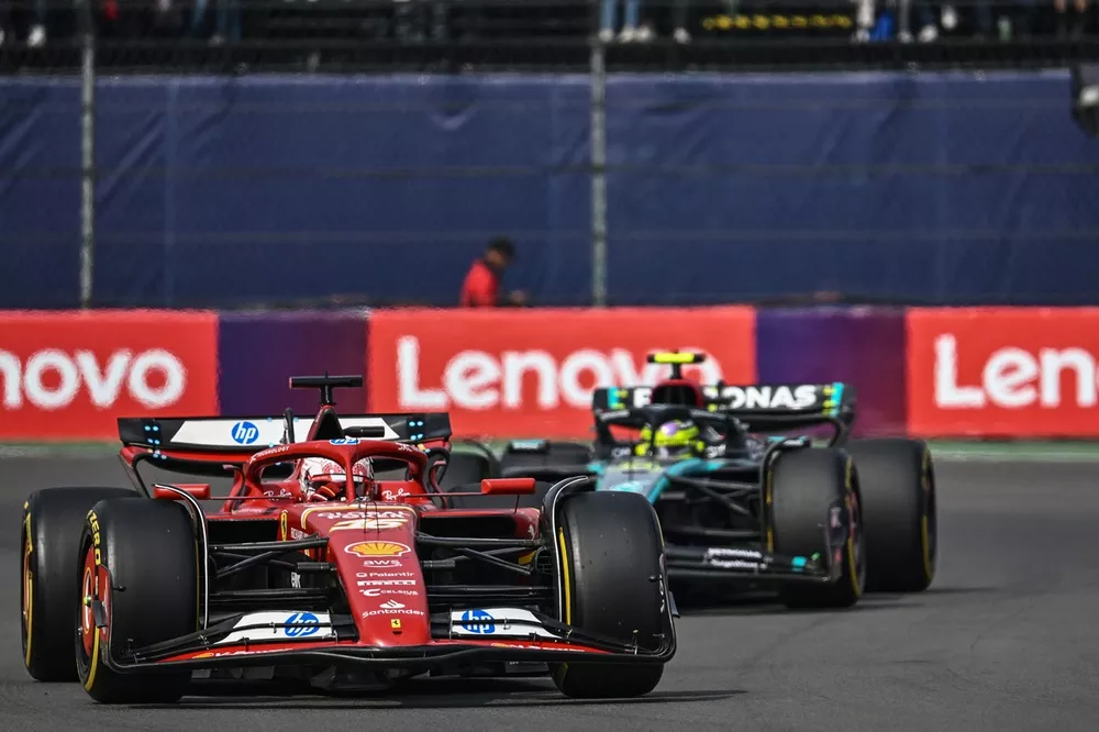Charles Leclerc, Ferrari SF-24, lidera Lewis Hamilton, Mercedes F1 W15
