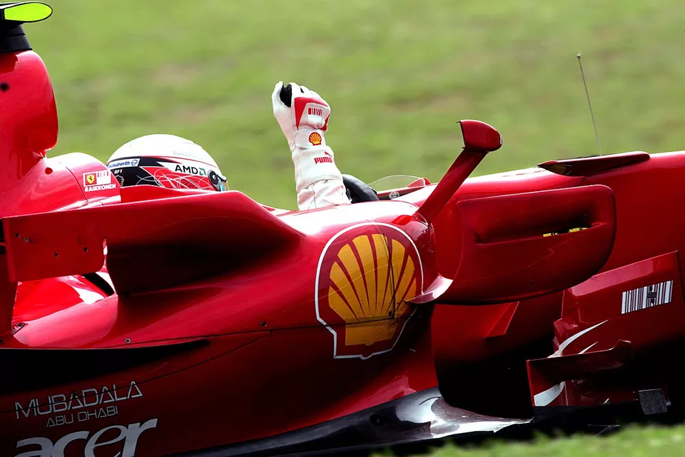 Le Champion du monde Kimi Raikkonen, Ferrari F2007 f&ecirc;te la victoire