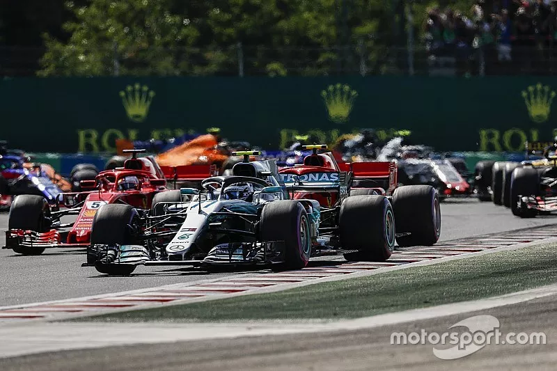 Valtteri Bottas, Mercedes AMG F1 W09, devant Kimi Raikkonen, Ferrari SF71H, Sebastian Vettel, Ferrari SF71H, et les autres au d&eacute;part
