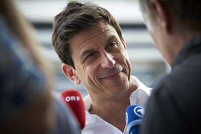 Wolff: "Con las nuevas reglas, tenemos que ver a todos como una amenaza potencial"