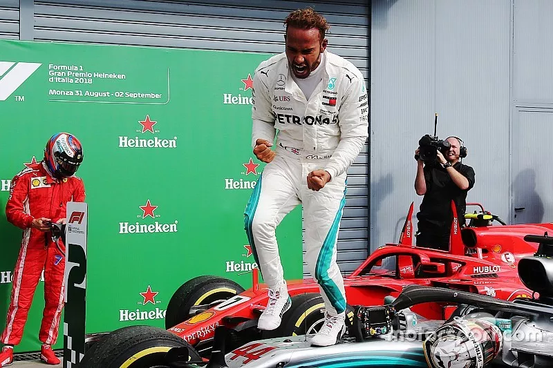Winner Lewis Hamilton, Mercedes AMG F1 W09 