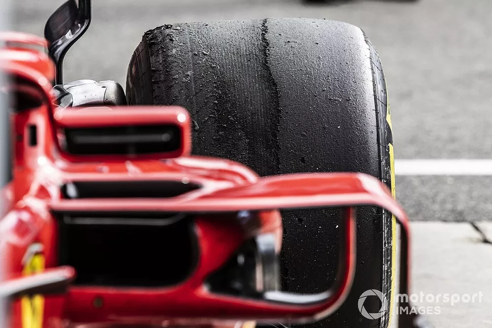 Un pneu arri&egrave;re de Kimi Raikkonen, Ferrari SF71H dans le Parc Ferm&eacute;