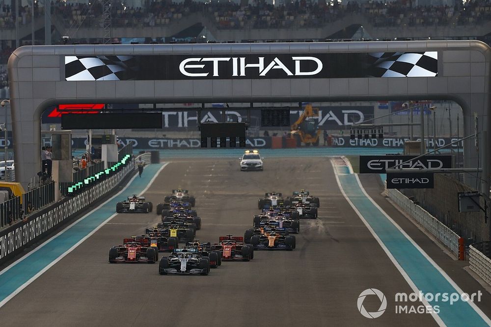 Lewis Hamilton, Mercedes AMG F1 W10, lidera a Max Verstappen, Red Bull Racing RB15, Sebastian Vettel, Ferrari SF90, Charles Leclerc, Ferrari SF90, Alexander Albon, Red Bull RB15, y el resto al inicio de la carrera