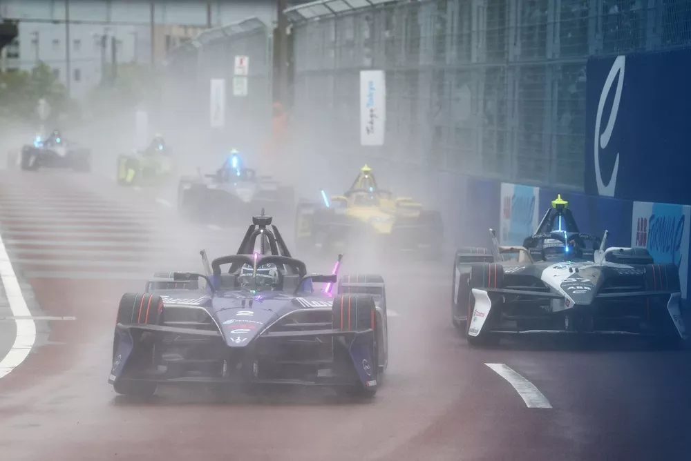 Stoffel Vandoorne, Maserati MSG Racing, Nick Cassidy, Jaguar TCS Racing