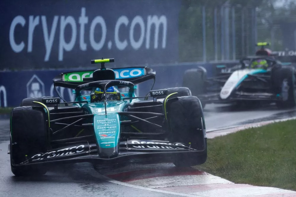 Fernando Alonso, Aston Martin AMR24, Lewis Hamilton, Mercedes F1 W15