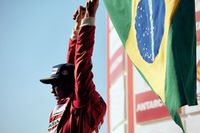 F1 - "Senna": jornalista confidente de Ayrton, casamento e mais elementos provocam fã a 'mergulhar' na série da Netflix