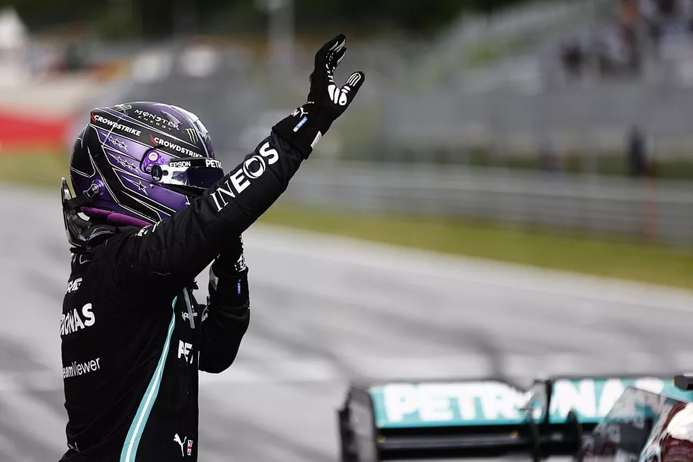 Lewis Hamilton, Mercedes, deuxi&egrave;me, dans le parc ferm&eacute;