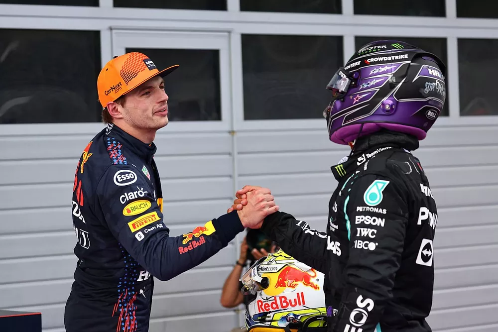 Lewis Hamilton, Mercedes, y Max Verstappen, Red Bull Racing RB16B