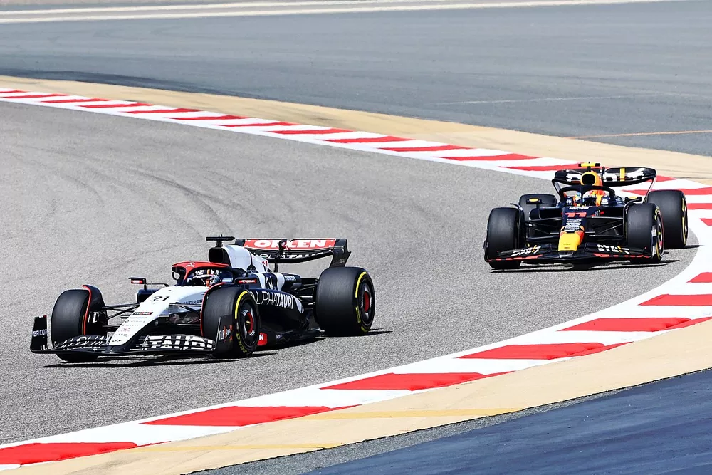 Nyck de Vries, AlphaTauri AT04, por delante de Sergio P&eacute;rez, Red Bull Racing RB19